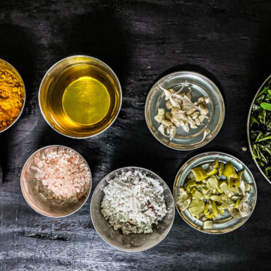 Especias ayurvédicas naturales, cúrcuma, comino, jengibre y cardamomo utilizadas en Ayurveda para equilibrar el cuerpo y apoyar el bienestar digestivo y energético.