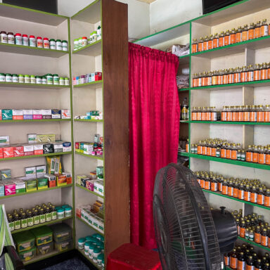 Farmacia ayurvédica en India. Tailams y medicinas para el tratamiento ayurvédico.