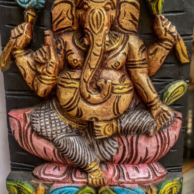 Figura de Ganesha pintado en madera. India.