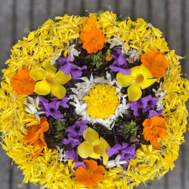 Mandala con flores. India. Ofrenda floral.